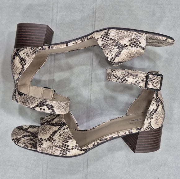 Clarks sandals women's 10 cream black snake embossed padded ankle strap low heel - Picture 8 of 14